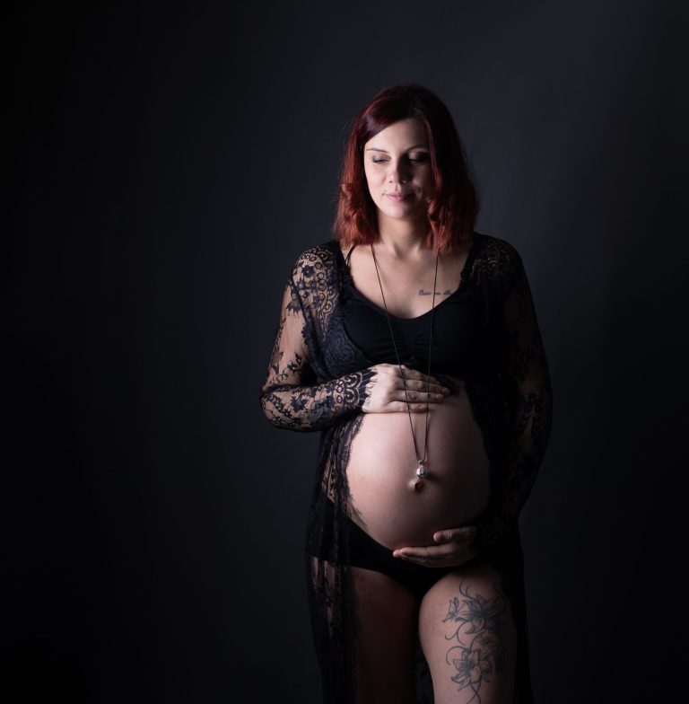 Shooting Femme enceinte au studio en lingerie sur fond noir