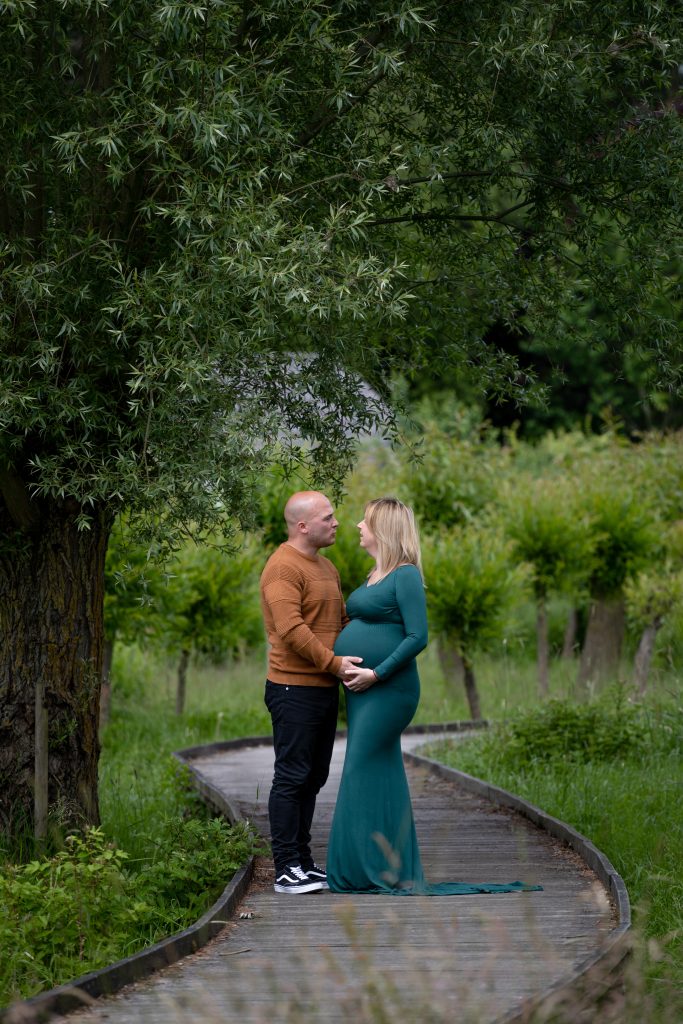 Couple femme enceinte extérieur