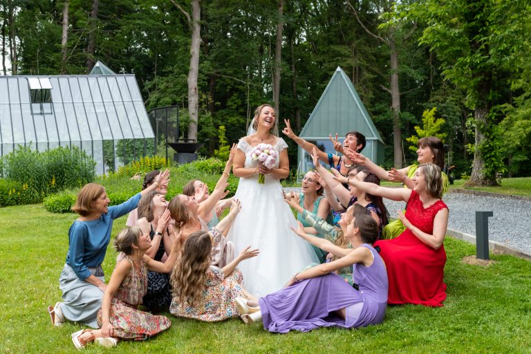 Photo fun avec amies, demoiselles d'honneur et collègues de la mariée