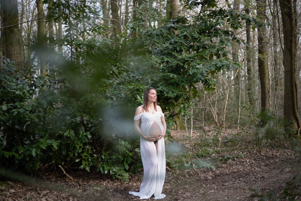 Séance photo grossesse dans les bois