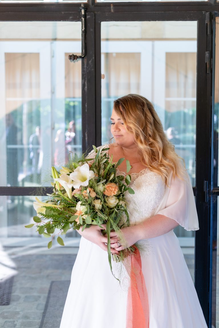 La mariée et son magnifique bouquet de fleur au domaine de Waerboom