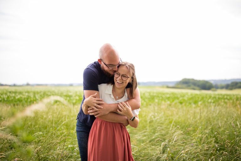 Jeune couple shooting photo dans la campagne Marneffe à Burdinne
