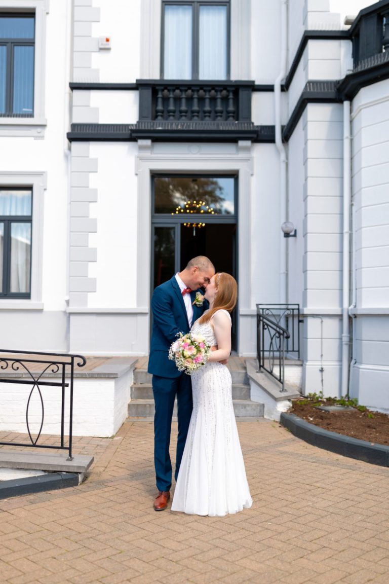 Couple mariés devant la maison communale à Hannut