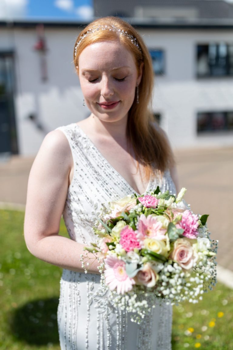 Portrait de la future mariée devant la commune d'Hanut