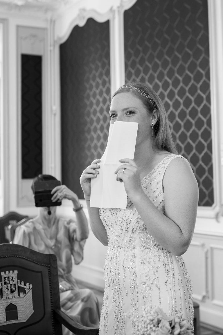 Mariée qui retient ses larmes pendant son discours à la commune d'Hannut