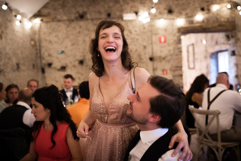 Une invitée à un mariage qui est heureuse et rit