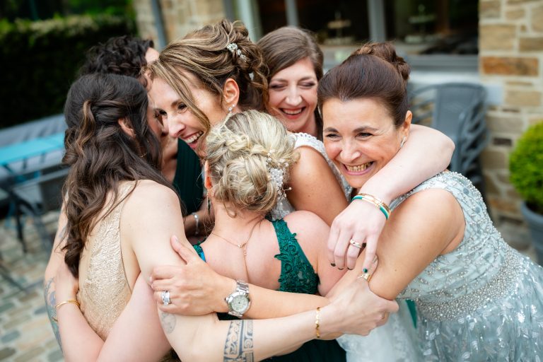 Amies qui rient et s'amusent pendant un mariage à la ferme de Gabelle à Huy