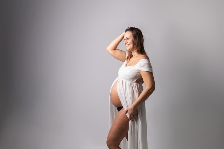 Shooting photo femme enceinte, grossesse avec une robe en voilage blanc
