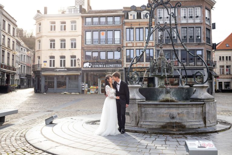 Séance photo couple mariage sur la grande place Huy
