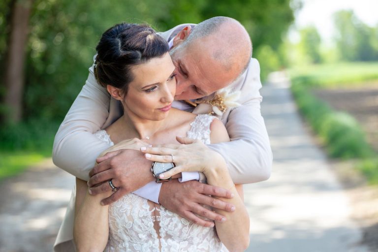 Photo couple plein de tendresse pendant la séance photo mariage à la Ferme d'Oudoumont