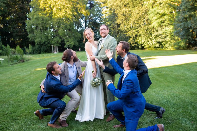 Photo groupe qui s'amuse pendant un mariage au Conte de Champagne Hannut