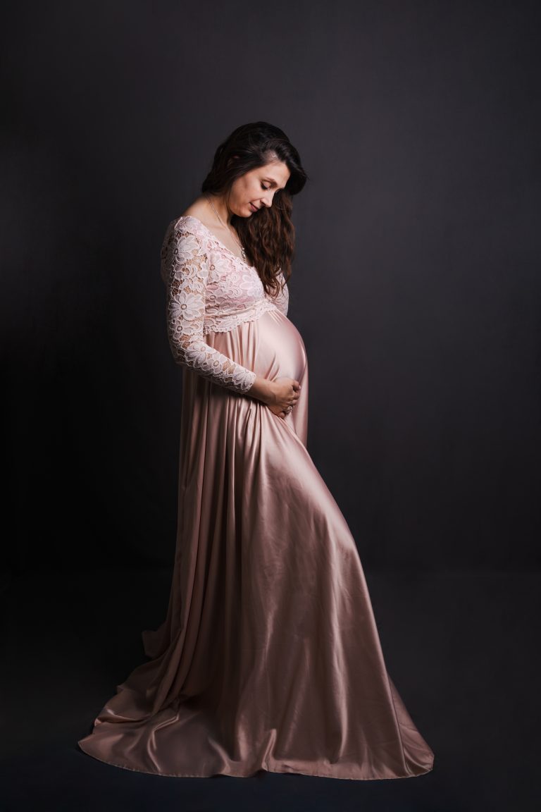 Shooting grossesse au studio avec une future maman dans une robe rose pâle. Comme un tableau