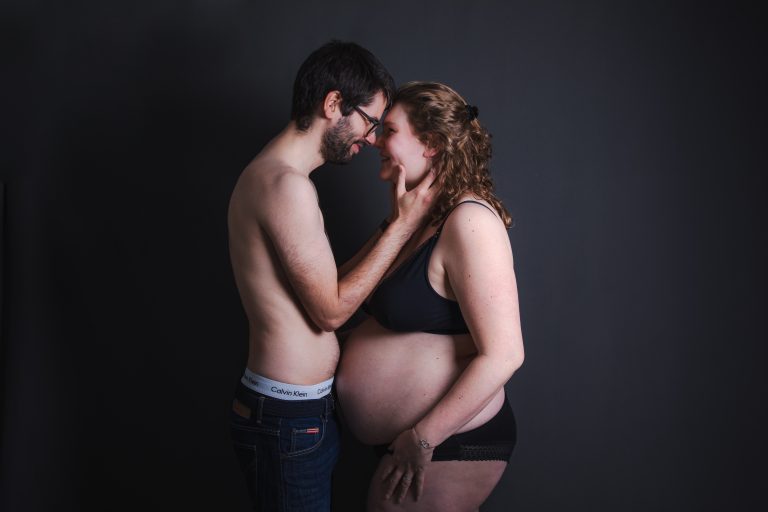 Séance grossesse couple au studio en lingerie