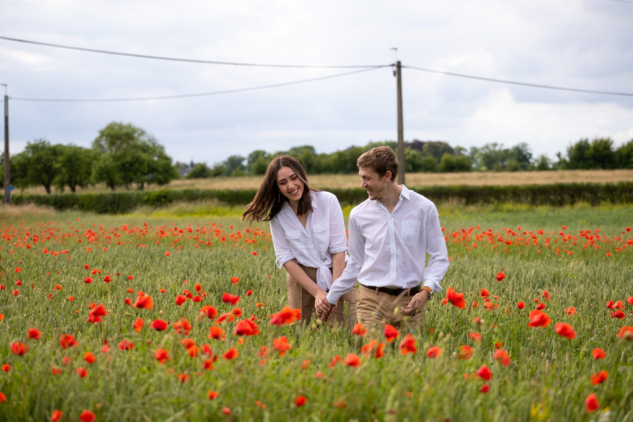 Séance photo couple naturelle qui oublie l'appareil photo