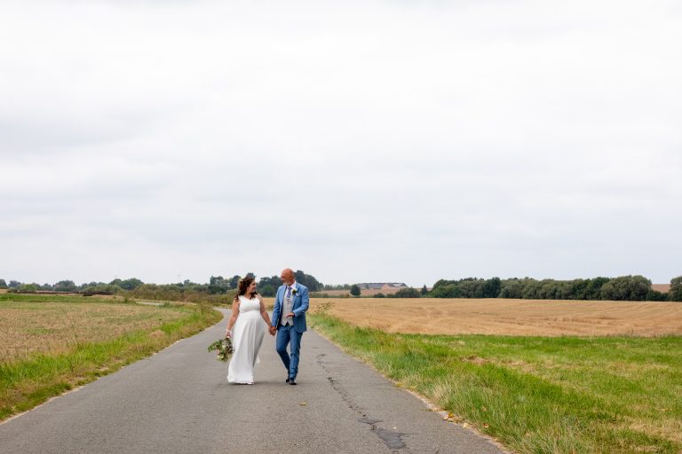 Couple de jeunes mariés séance photo dans la campagne de Hannut