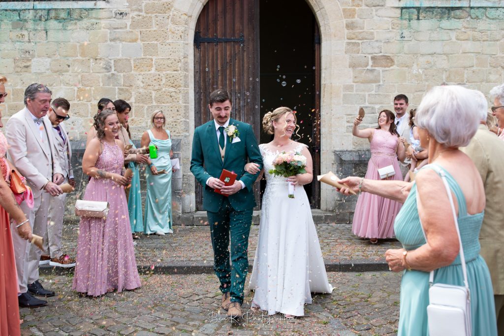 Couple qui sort de la commune très heureux et riant